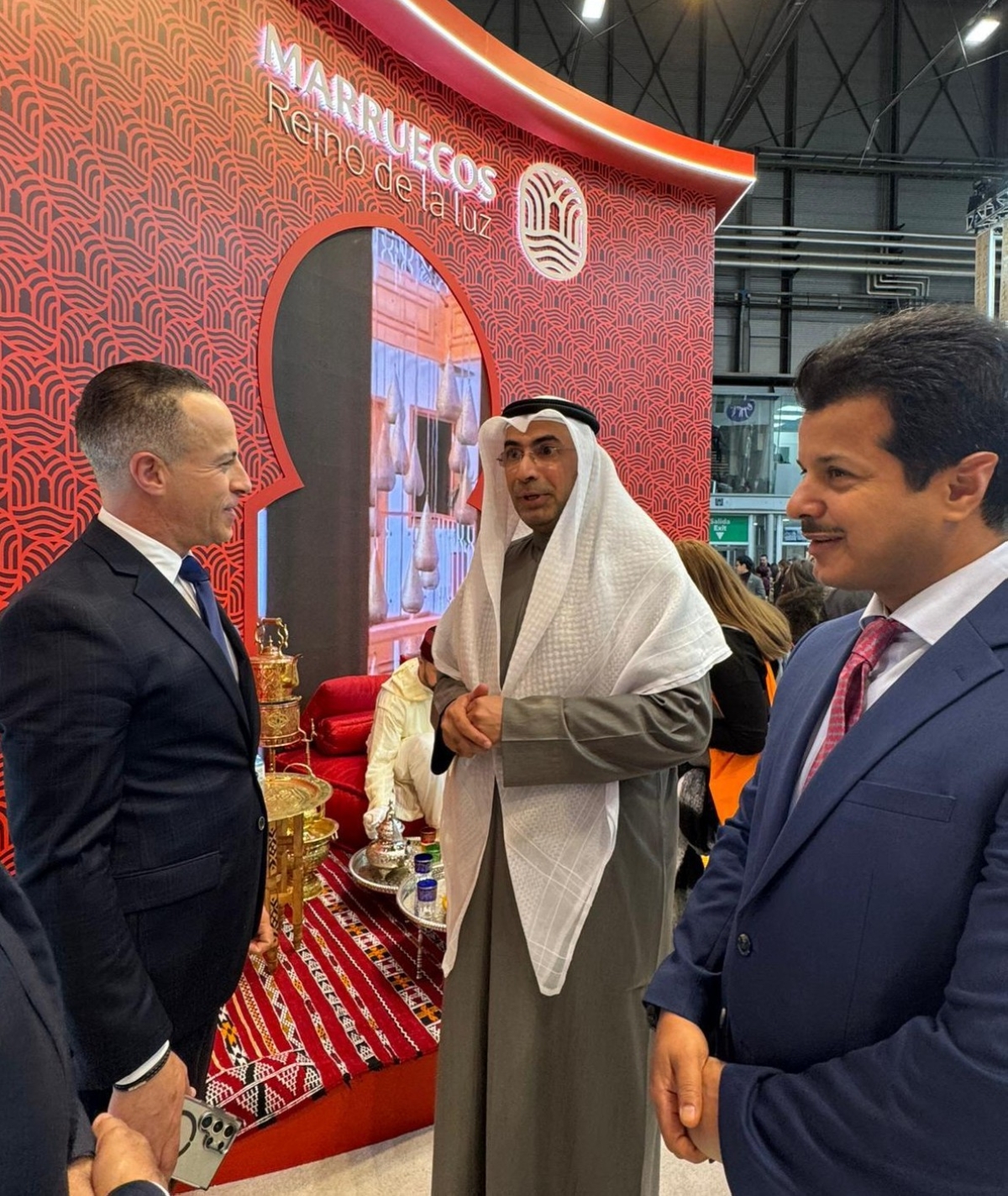 وكيل «الإعلام» يستمع لإيجاز خلال الجولة