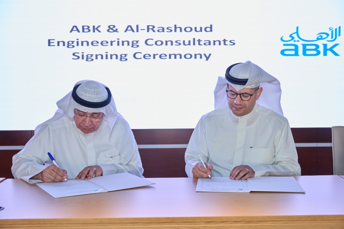 جانب من توقيع الاتفاقية بين «الأهلي» و«دار الرشود والرمضان» 