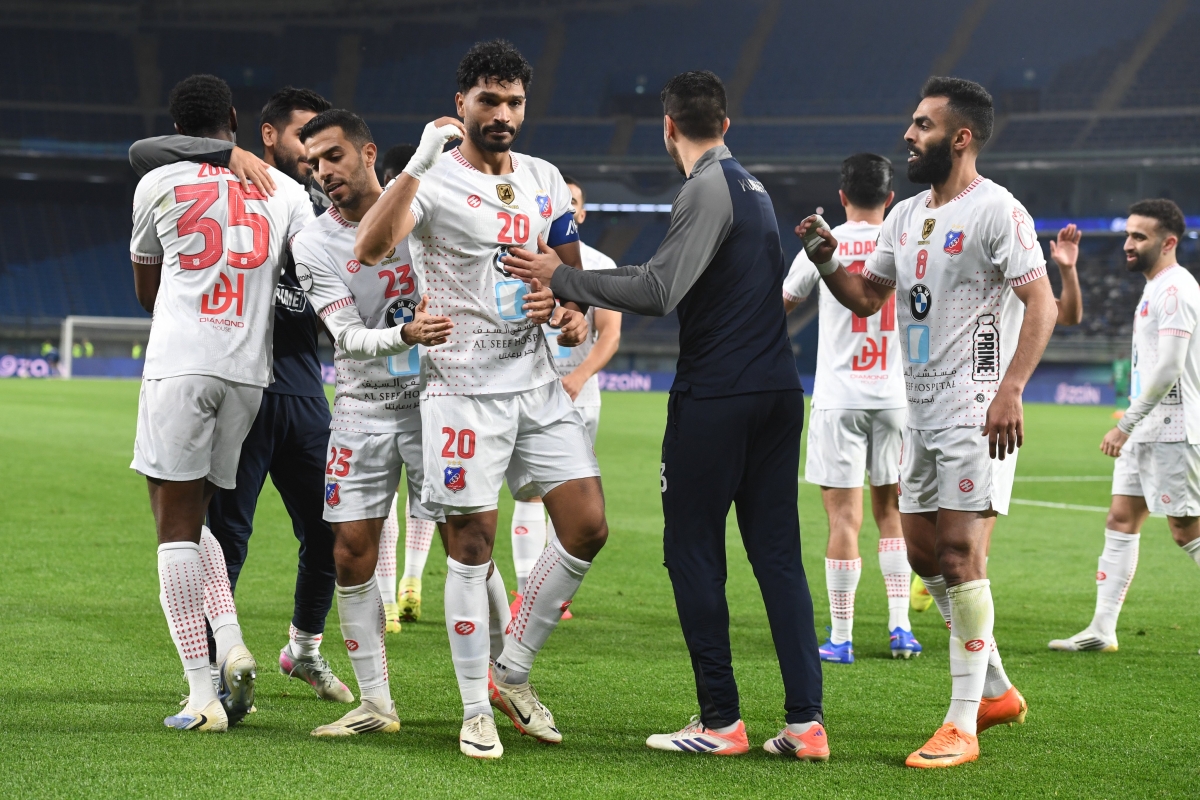 يوسف ناصر محتفلاً مع زملائه بالفوز