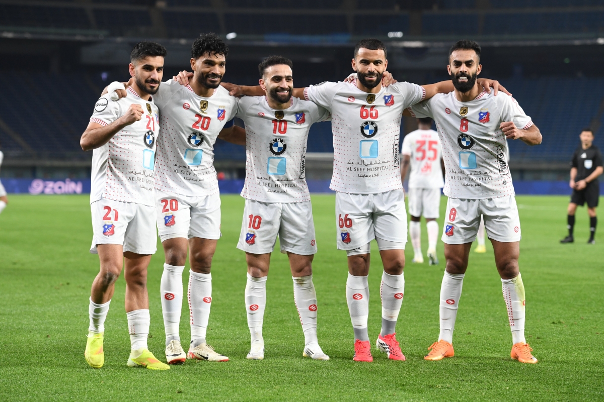 لاعبو «الأبيض» يحتفلون بالفوز على العربي