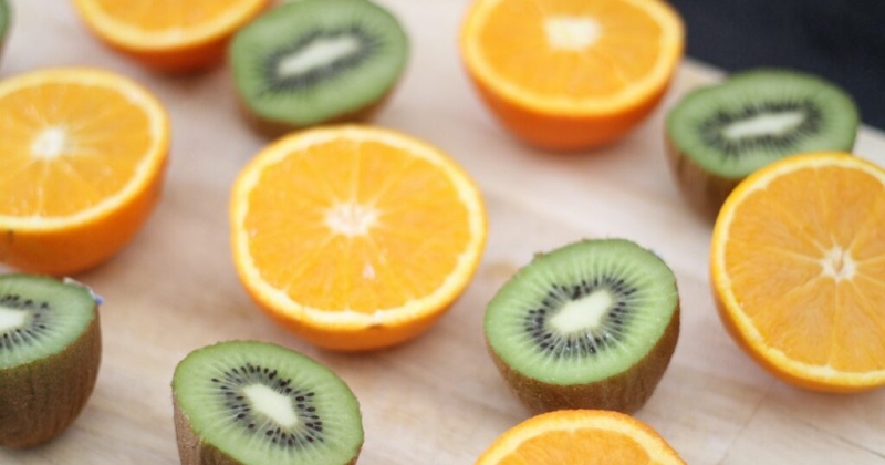الكيوي والبرتقال.. أيهما أفضل للحصول على فيتامين C؟ 