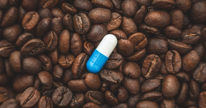 5 مكملات غذائية ... لا تتناولها مع القهوة. يفضل الانتظار على الأقل ساعة إلى ساعتين بعد شربها 