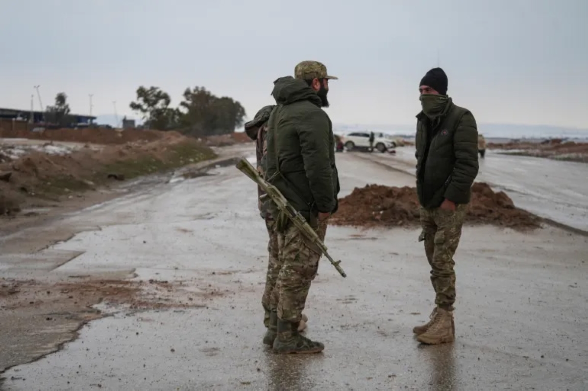 عناصر من الجيش السوري على خطوط المواجهة مع «قسد» بالقرب من مدينة الحسكة 