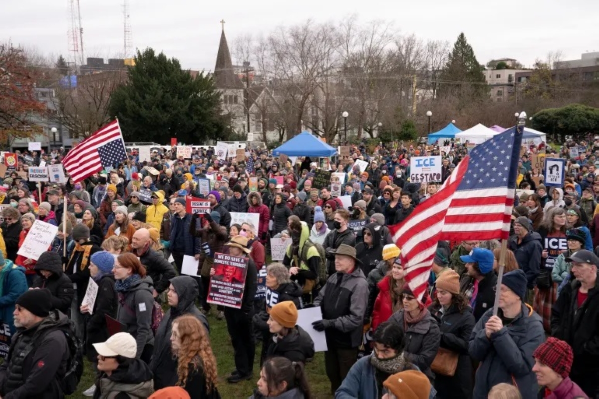 المتظاهرون في مينيسوتا أطلقوا هتافات تطالب بخروج عناصر وكالة الهجرة والجمارك (رويترز)