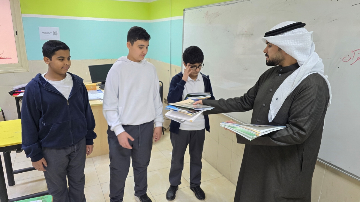 تسليم الطلبة كتب الفصل الثاني