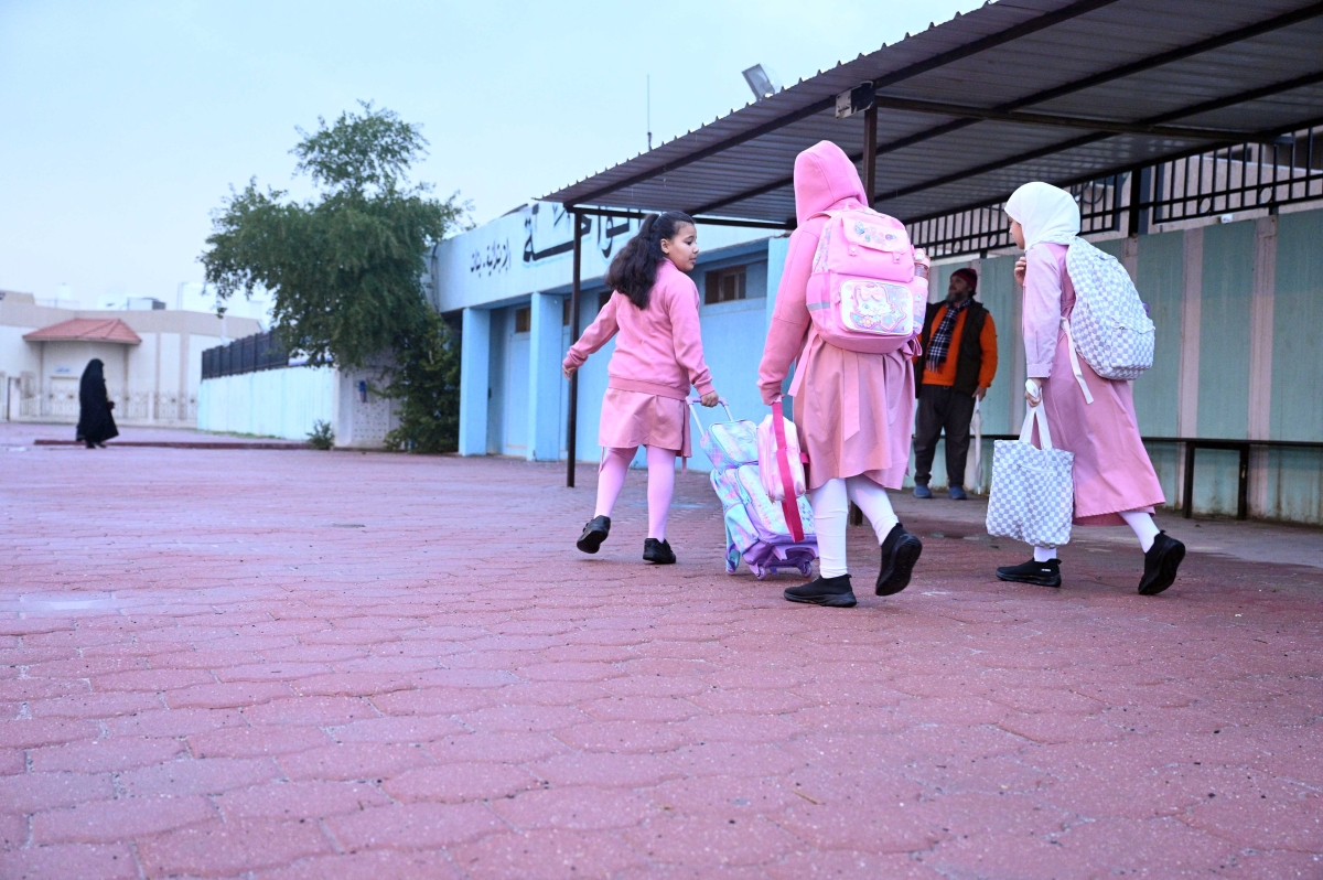 عودة إلى المدرسة تحت المطر (تصوير نايف العقلة)