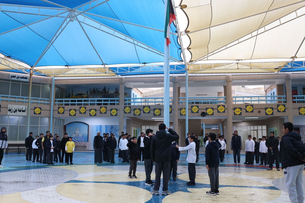 تحية العلم تحت المطر بحضور متوسط