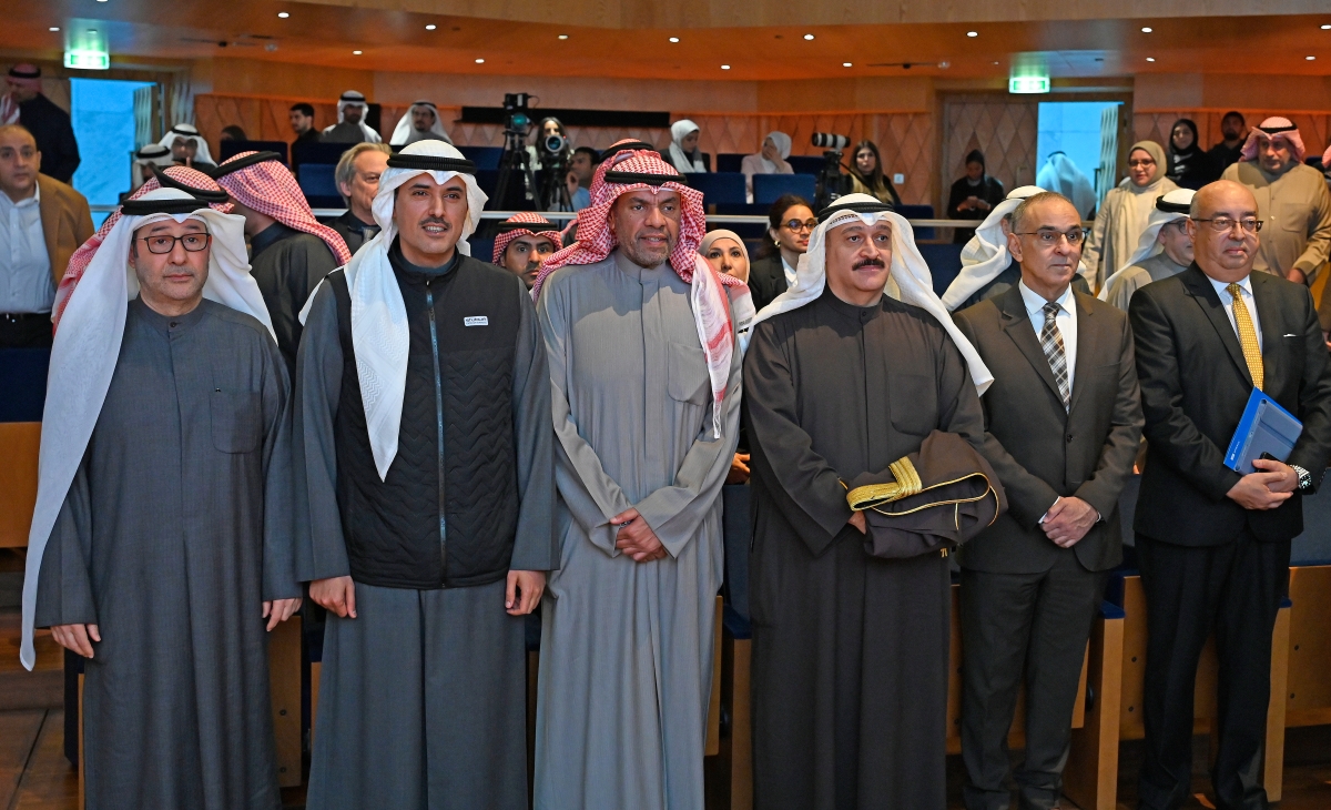 العوضي واليحيا والمشاري في مقدم حضور الفعالية (تصوير سعود سالم)