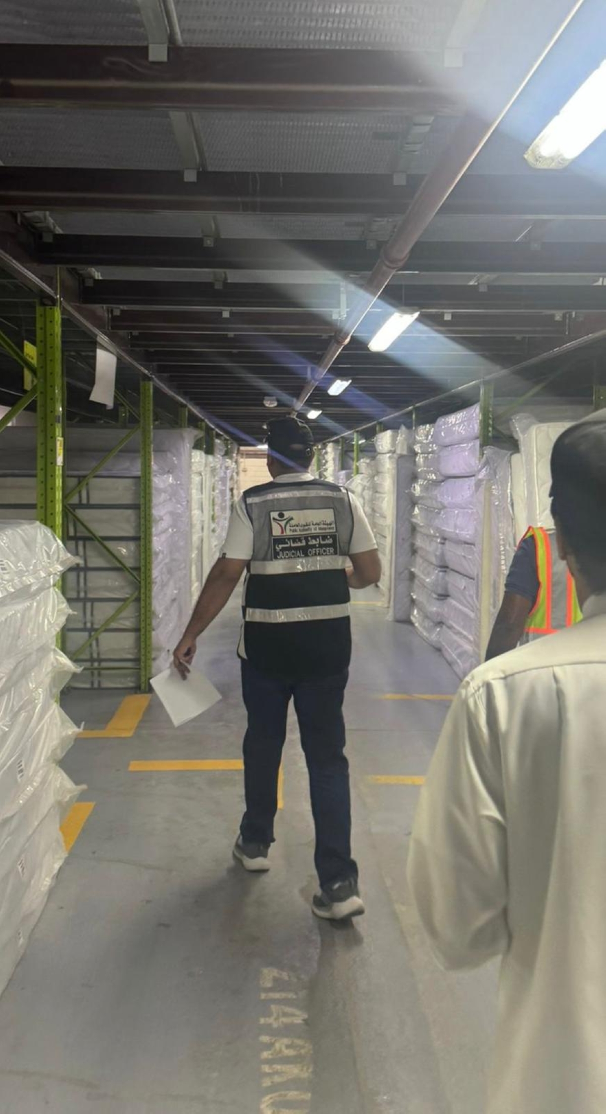 مفتش من الهيئة في أحد المواقع