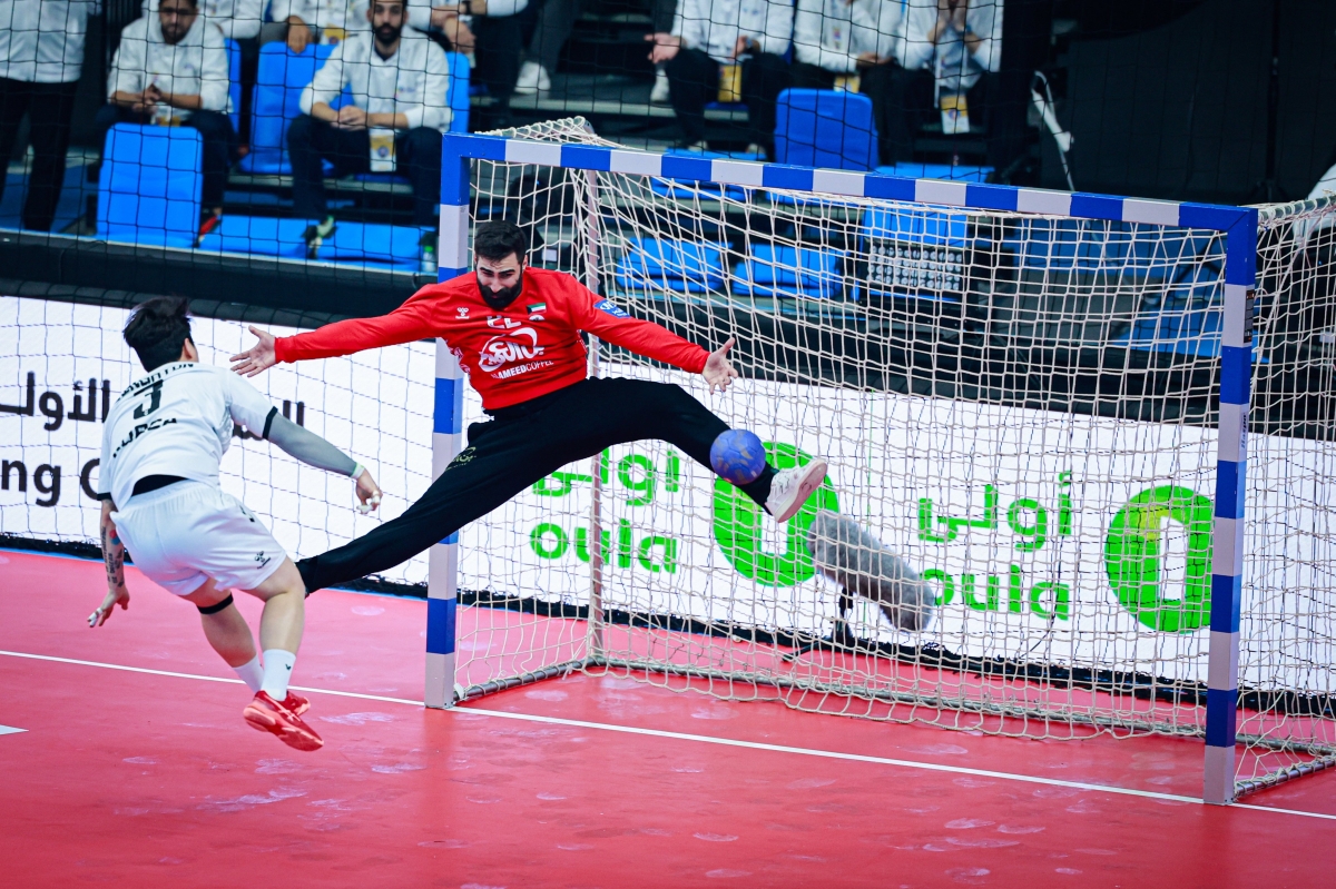 حارس منتخب الكويت حسن صفر يتألق في المباراة