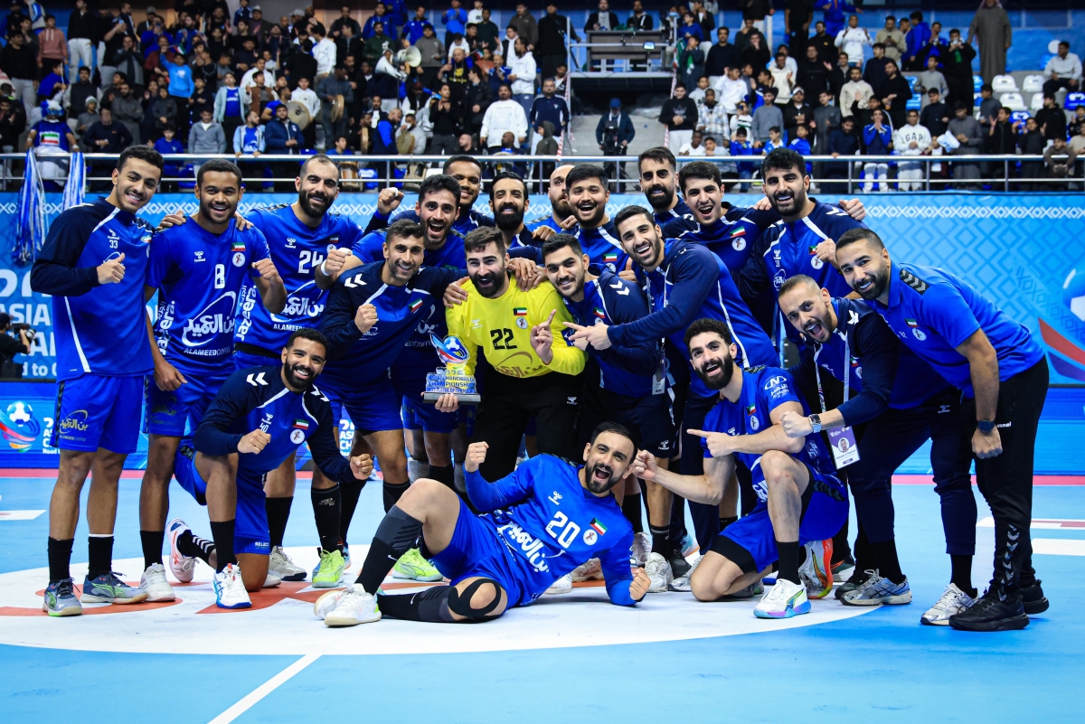 نجوم «أزرق اليد»