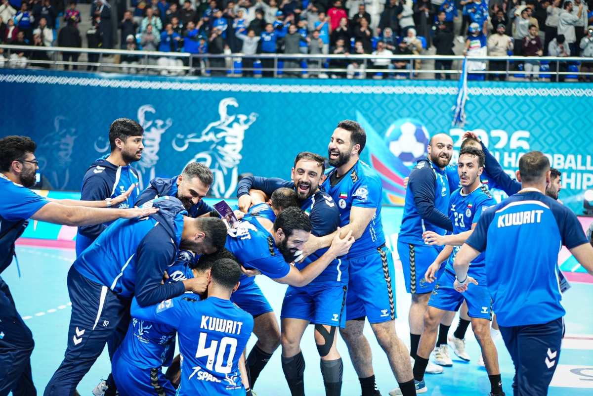 لاعبو «أزرق اليد» يحتفلون عقب انتهاء المباراة