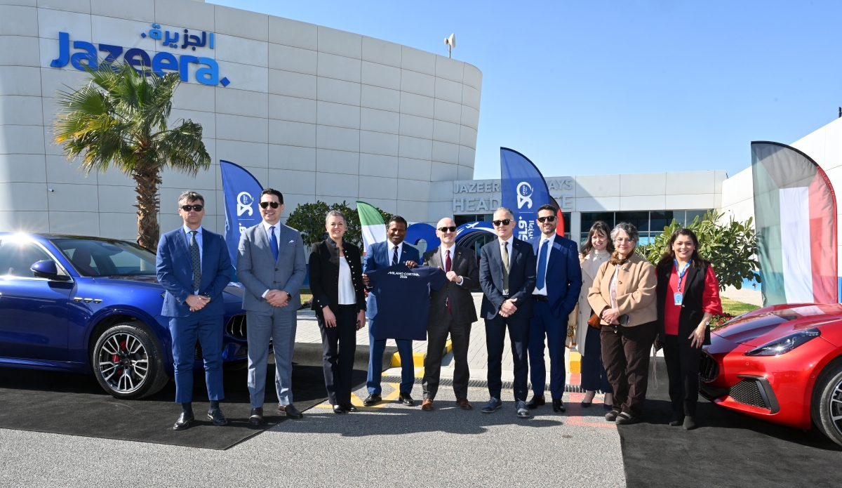 السفير موريني وباسوباثي وكورتي في صورة جماعية على هامش تدشين الخط الجديد (تصوير أسعد عبدالله)