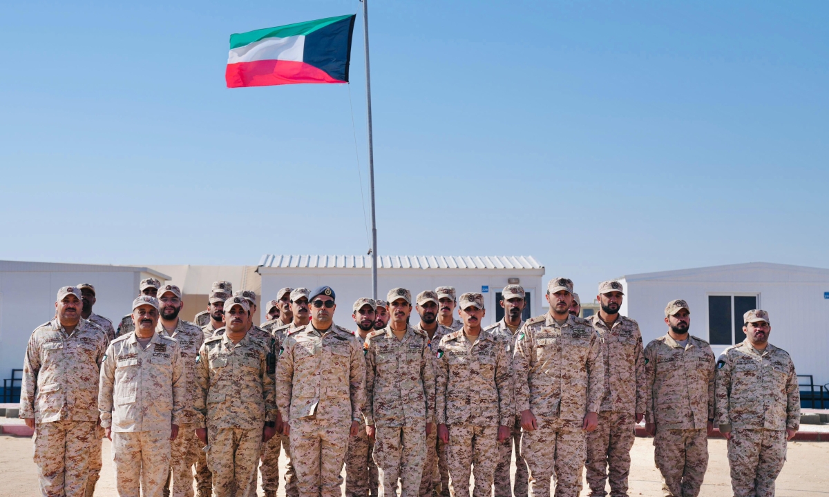 لقطة جماعية لنائب رئيس الأركان والقادة والعسكريين