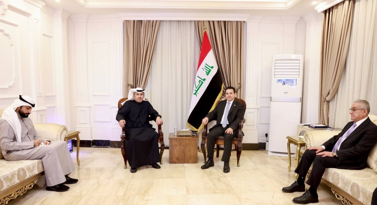 مستشار الأمن القومي العراقي مستقبلاً السفير حسن زمان 