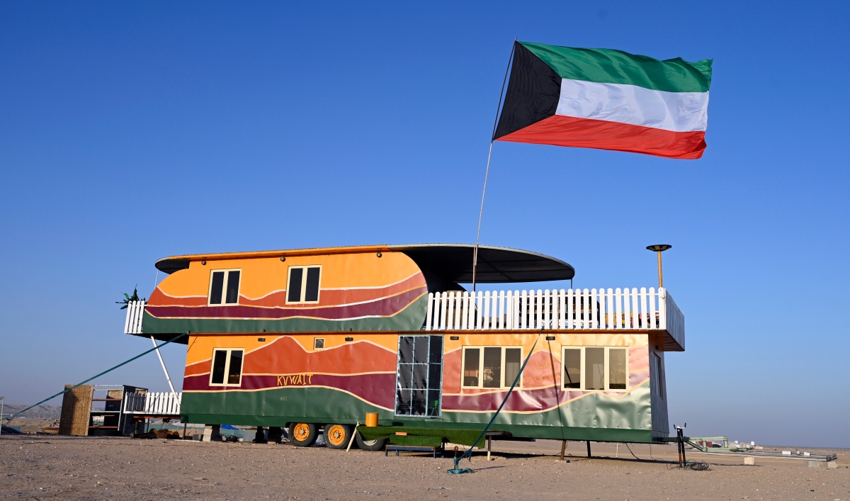 المكتبة المتنقلة وسط الصحراء (تصوير سعود سالم)