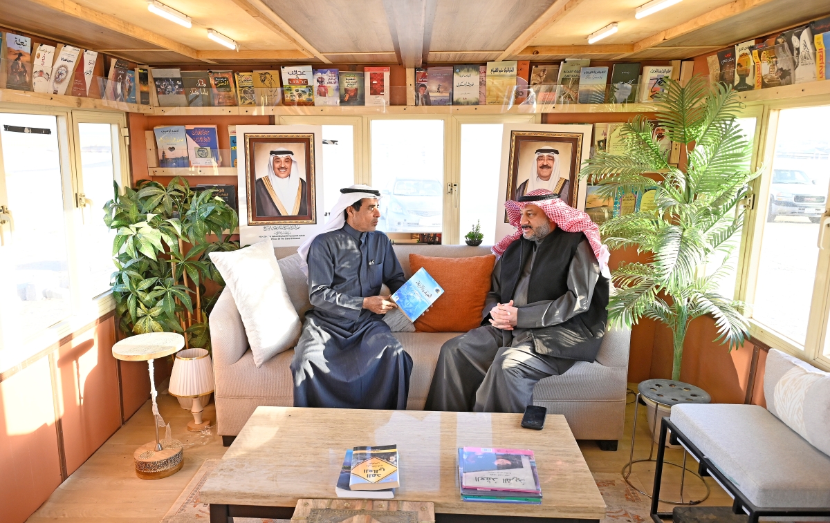 العنزي يشرح للزميل ناصر الفرحان محتويات المكتبة
