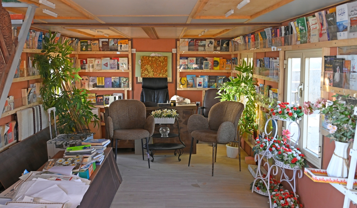 كتب متنوعة ونادرة في المكتبة المتنقلة