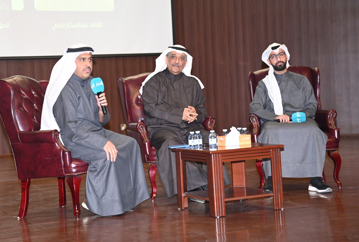 شعيل مُفتتحاً الجلسة الحوارية بحضور ناجي والعدواني  (تصوير نايف العقلة) 