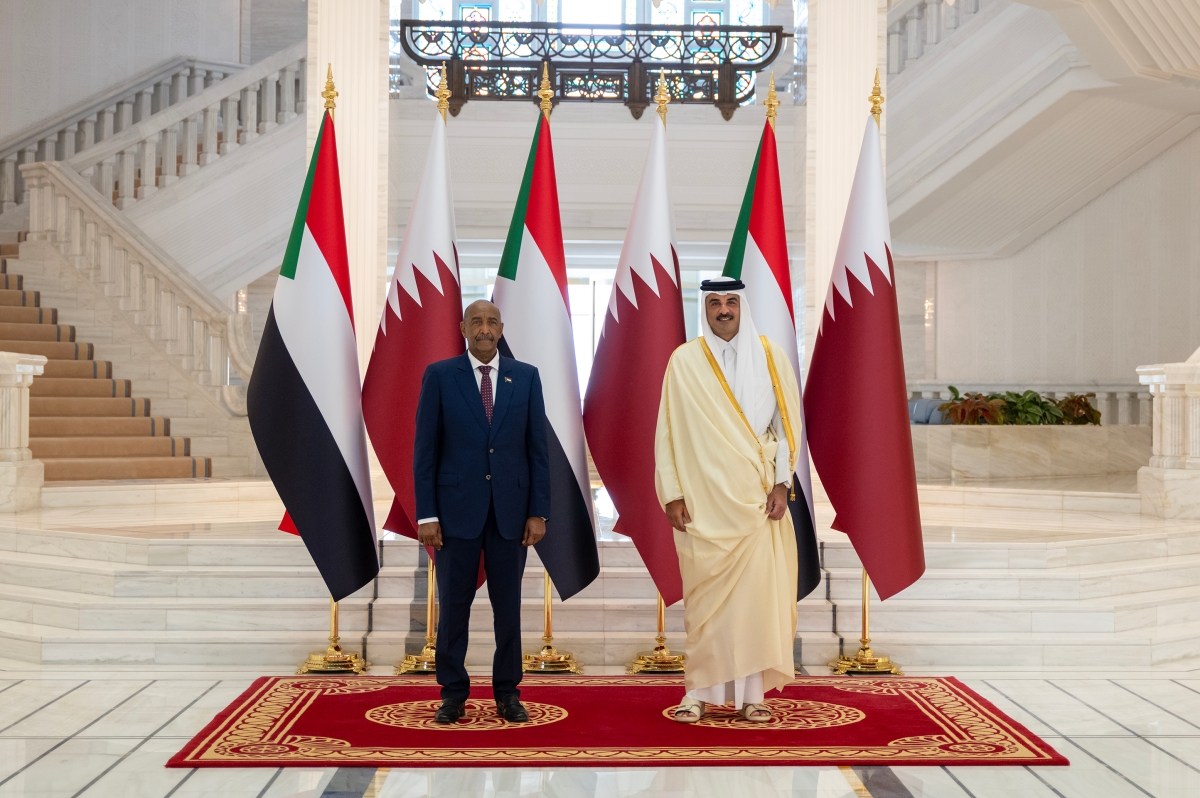 تميم بن حمد مستقبلاً البرهان في الدوحة