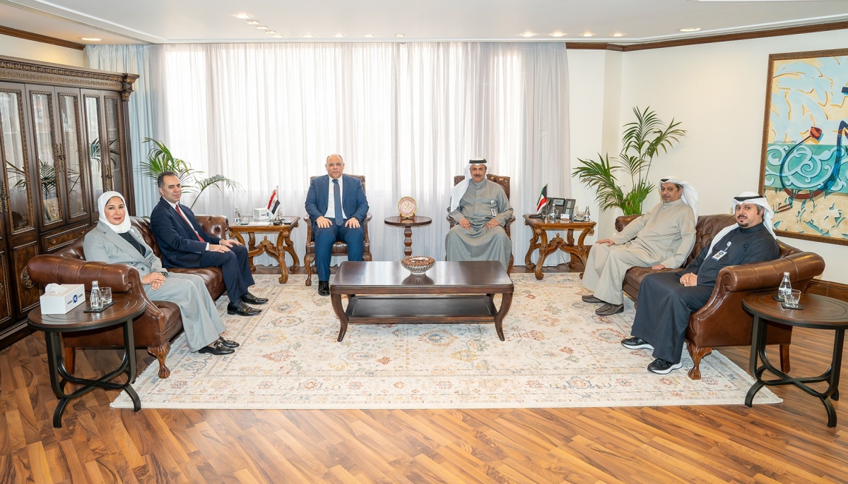 مدير «كونا» مستقبلاً السفير أبو الوفا والوفد المرافق