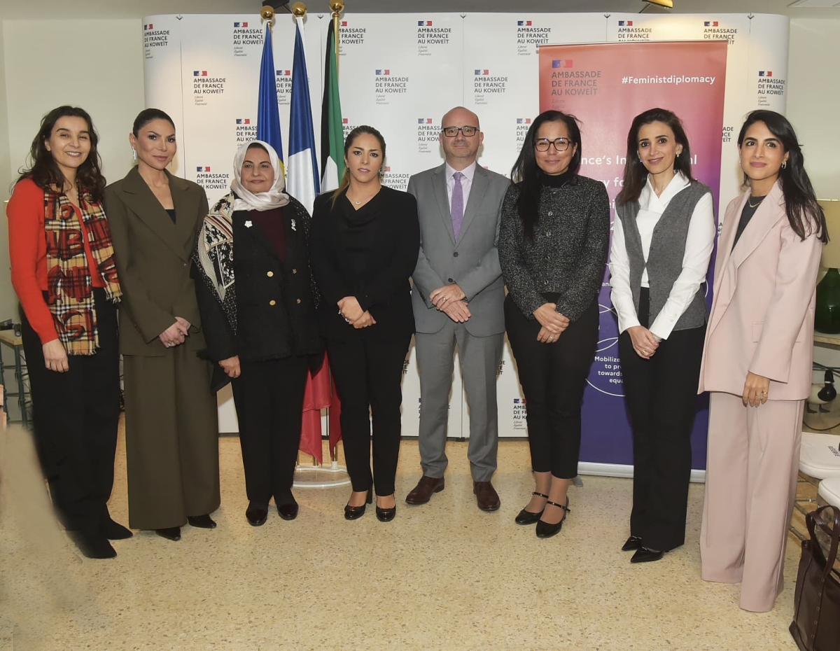 السفير الفرنسي وعقيلته مع المتحدثات في الندوة