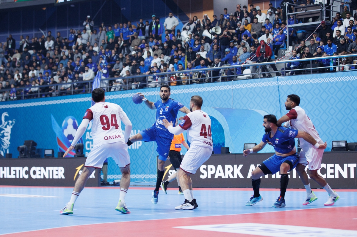 عبدالله الخميس مصوّباً
