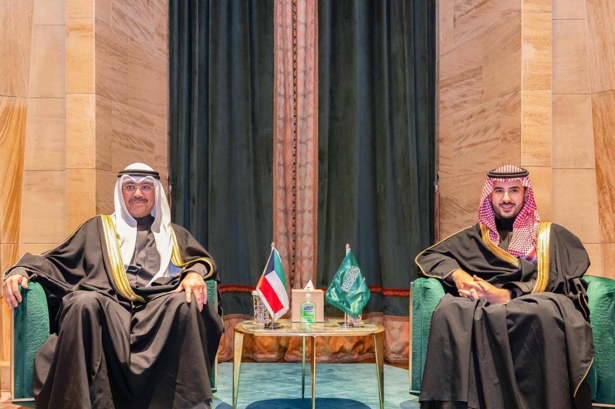 جانب من المُحادثات بين وزير الدفاع والأمير خالد بن سلمان في السعودية