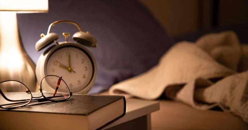 ما الأفضل بعد الستين... الاستيقاظ المُبكّر أم النوم لساعات أطول؟ 