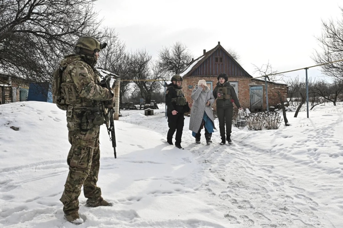 جنود أوكرانيون يساعدون أحد السكان خلال عملية إجلاء من قرية على خط المواجهة في منطقة زابوريجيا (رويترز)