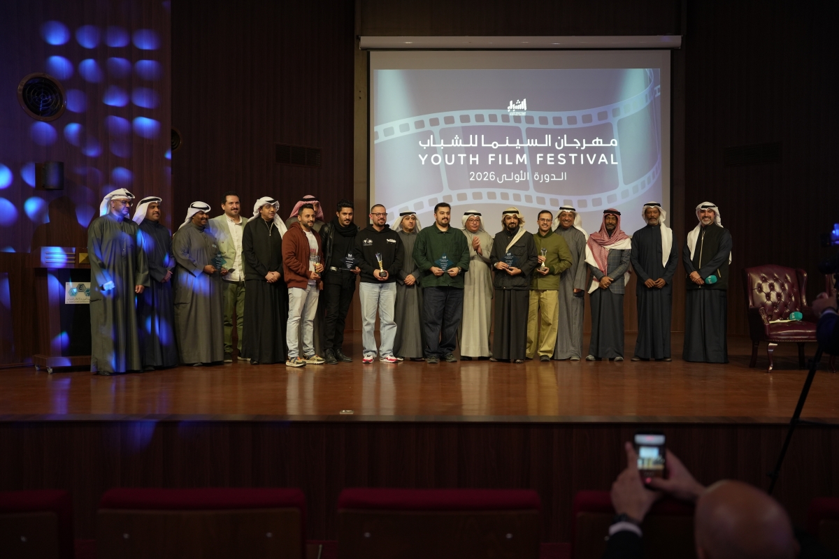 لجنة التحكيم مع الفائزين والمكرمين