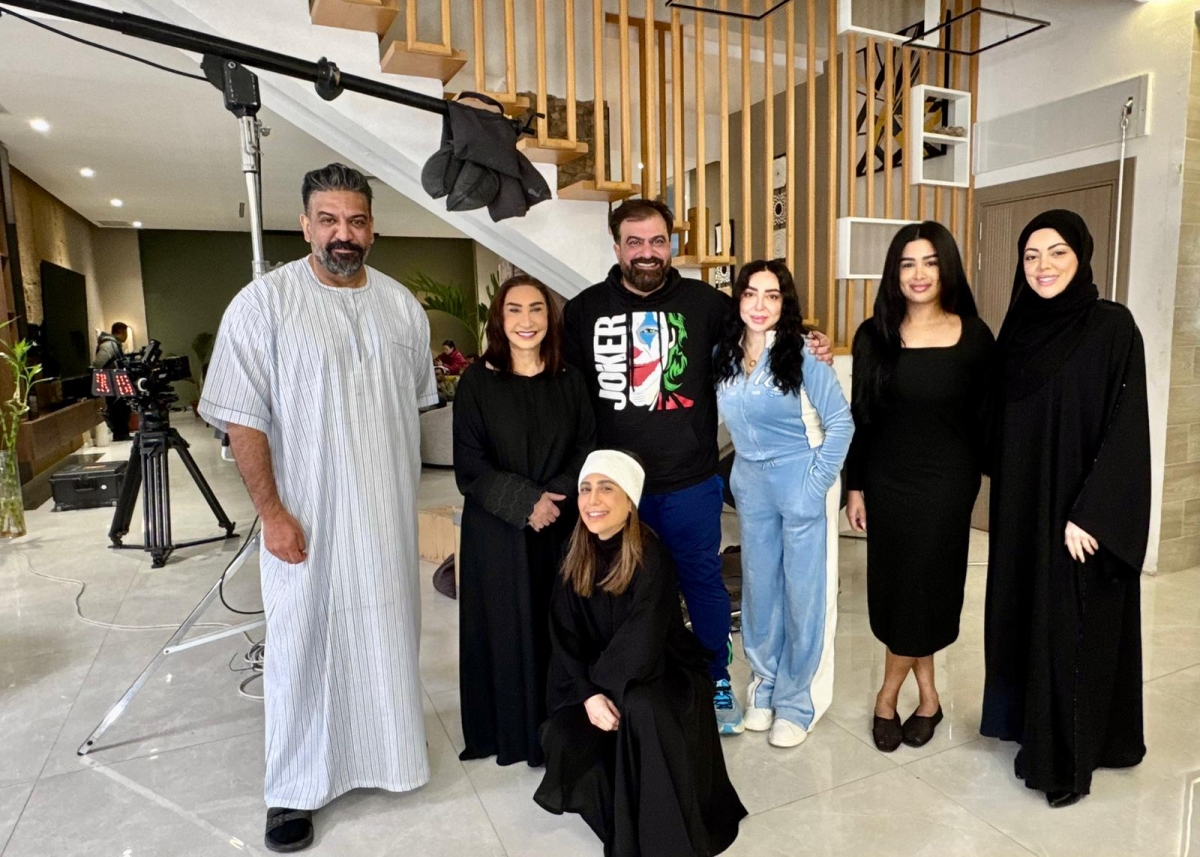 مناف عبدال يتوسط فريق عمل المسلسل