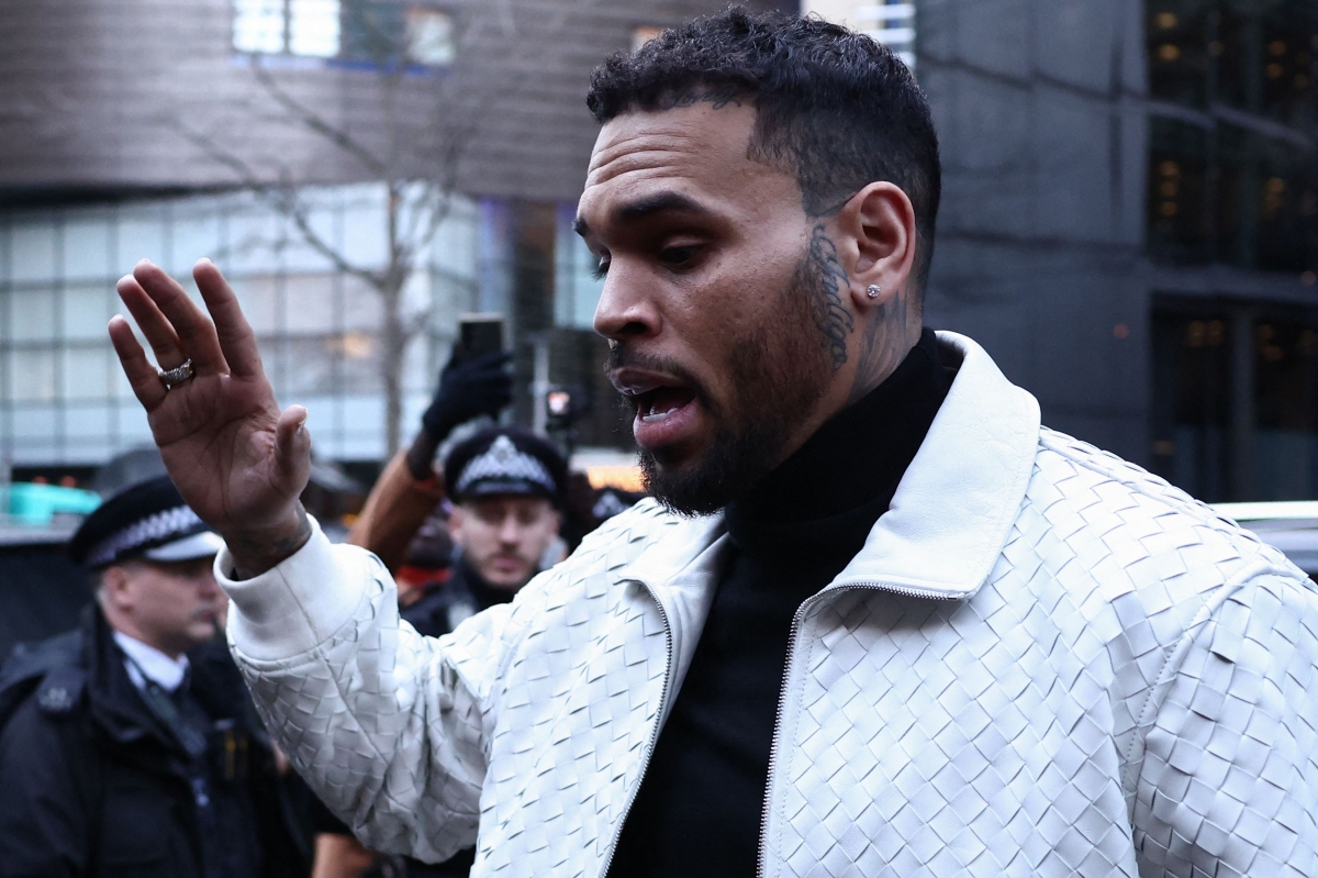 كريس براون لدى وصوله إلى المحكمة