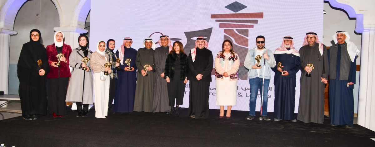 الزامل يتوسط الفائزين بجائزة عيسى صقر الإبداعية