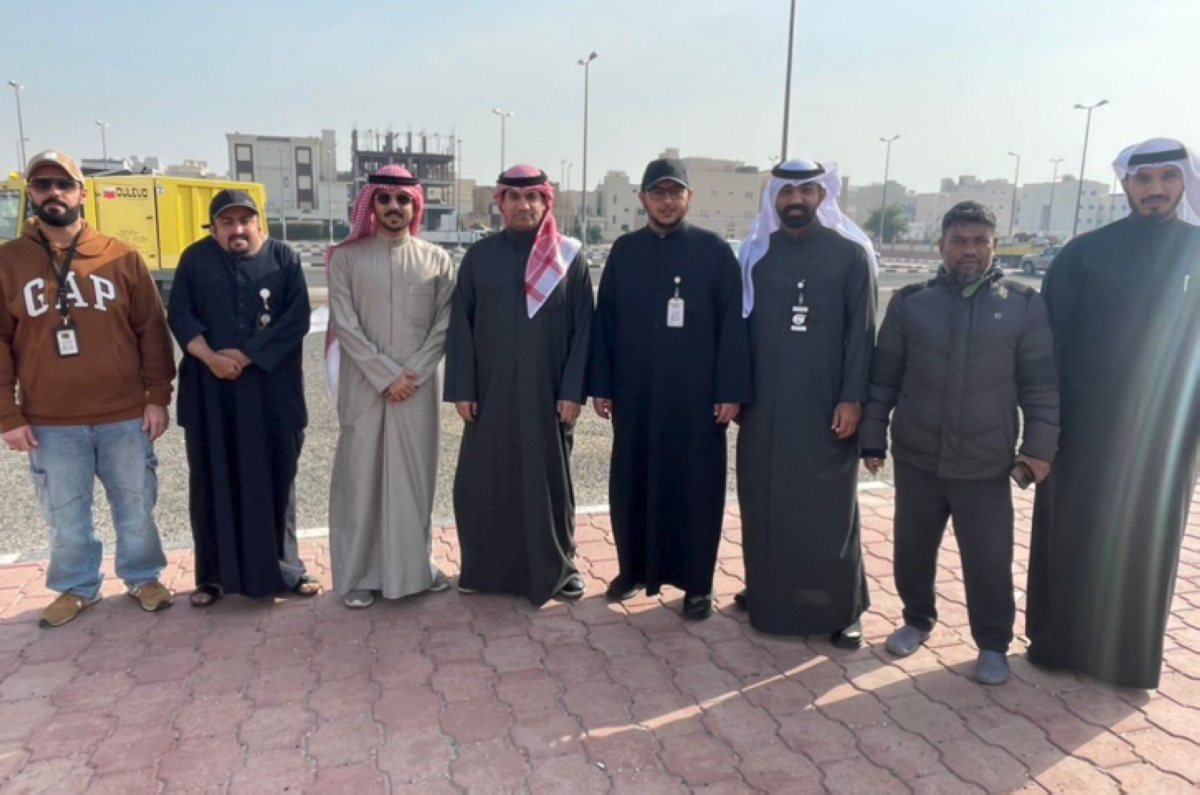 عبدالله المطيري وعدد من مسؤولي التعاونية والبلدية خلال الحملة