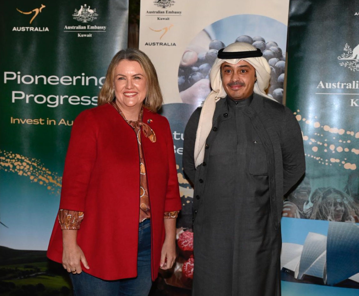 مليسيا كيلي مع السفير نواف الأحمد (تصوير سعود سالم)