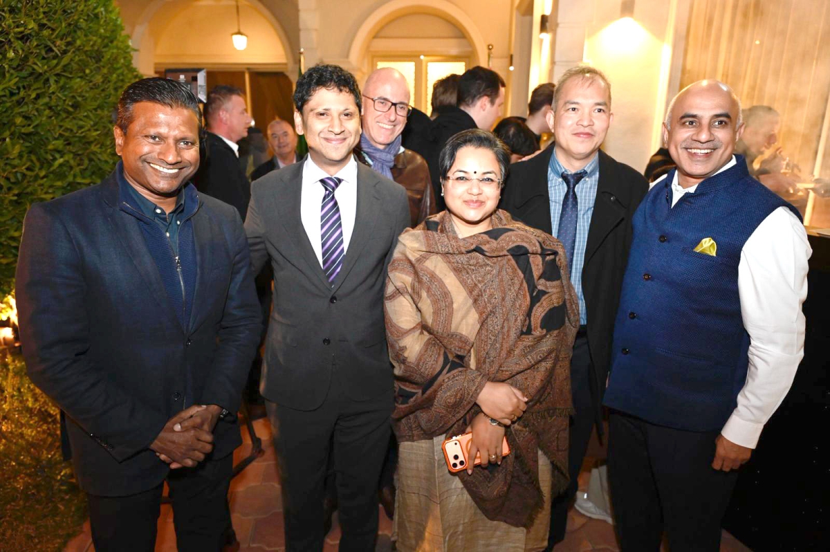 سفراء فيتنام والهند وبريطانيا مع الرئيس التنفيذي لطيران الجزيرة