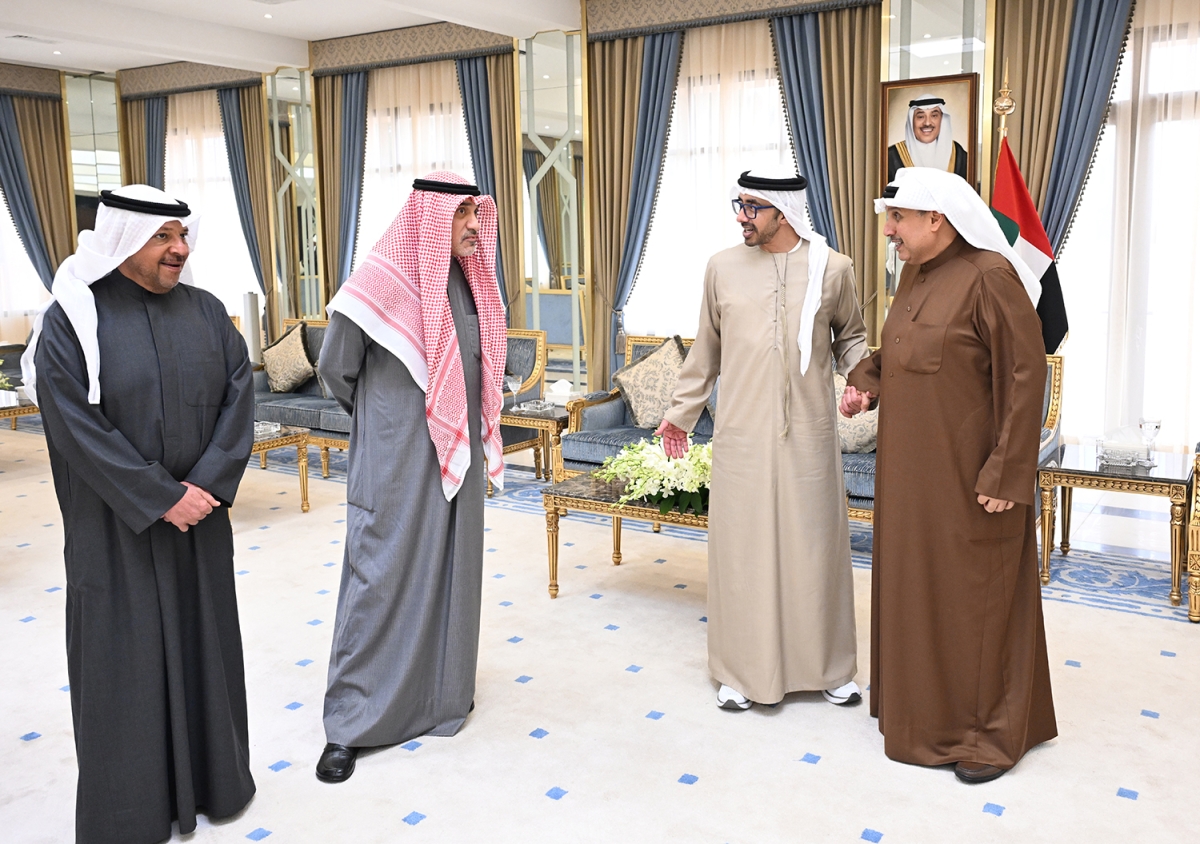 وزير الديوان الأميري مرحباً بعبدالله بن زايد خلال المأدبة بحضور النائب الأول