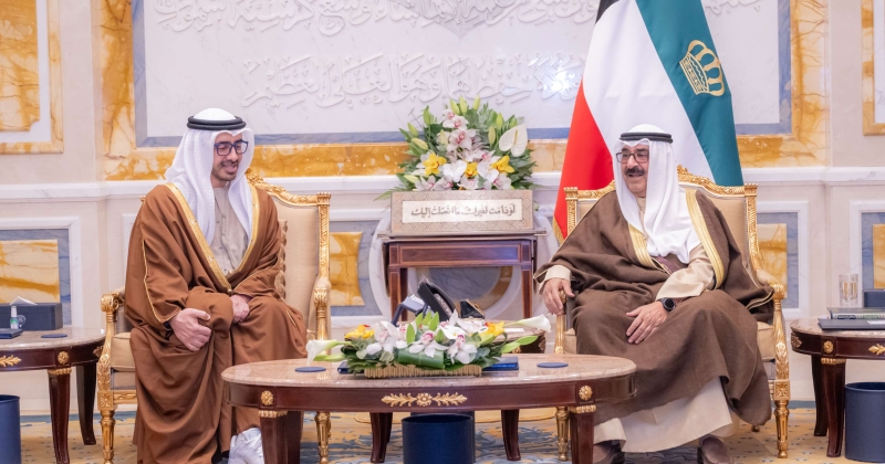 سمو الأمير يستقبل نائب رئيس مجلس الوزراء وزير الخارجية الإماراتي 