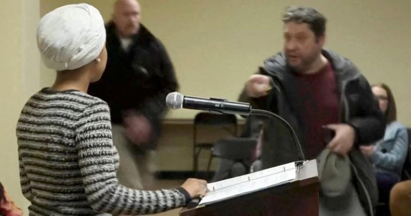 رجل يعطل فعالية للنائبة الأميركية إلهان عمر ويرشها بسائل 