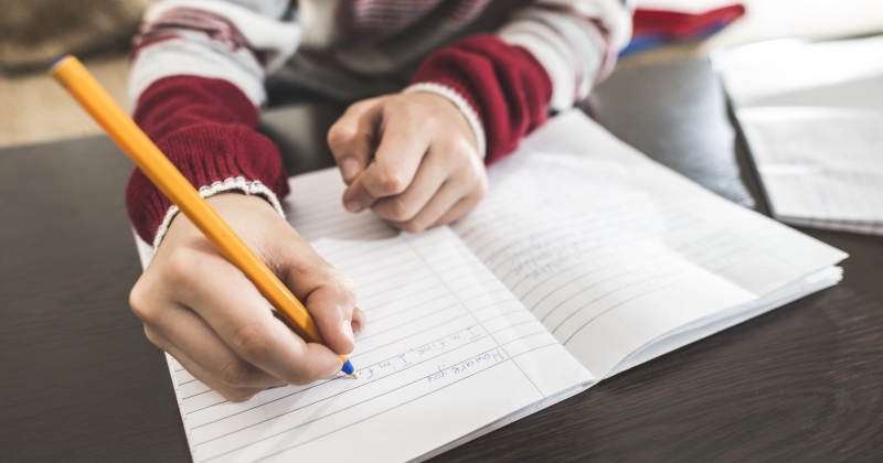 تراجع الكتابة بالقلم... يُنذر بإفقاد التلاميذ مهارات إدراكية 