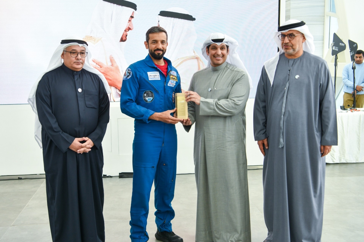 المطيري يقدم درعاً تذكاريةً للنيادي
