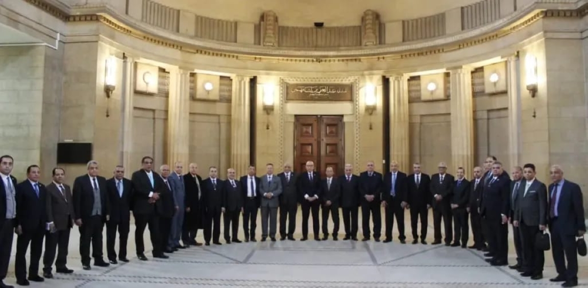 القضاة في دار القضاء العالي وسط القاهرة