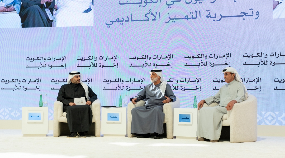 العطار ومطر يتحدثان في الجلسة