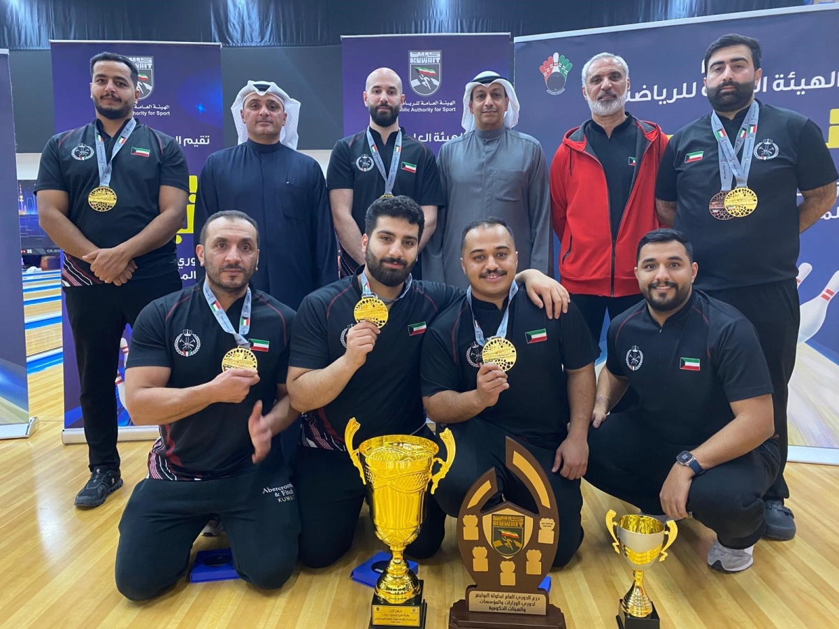 فريق الإطفاء متوجاً