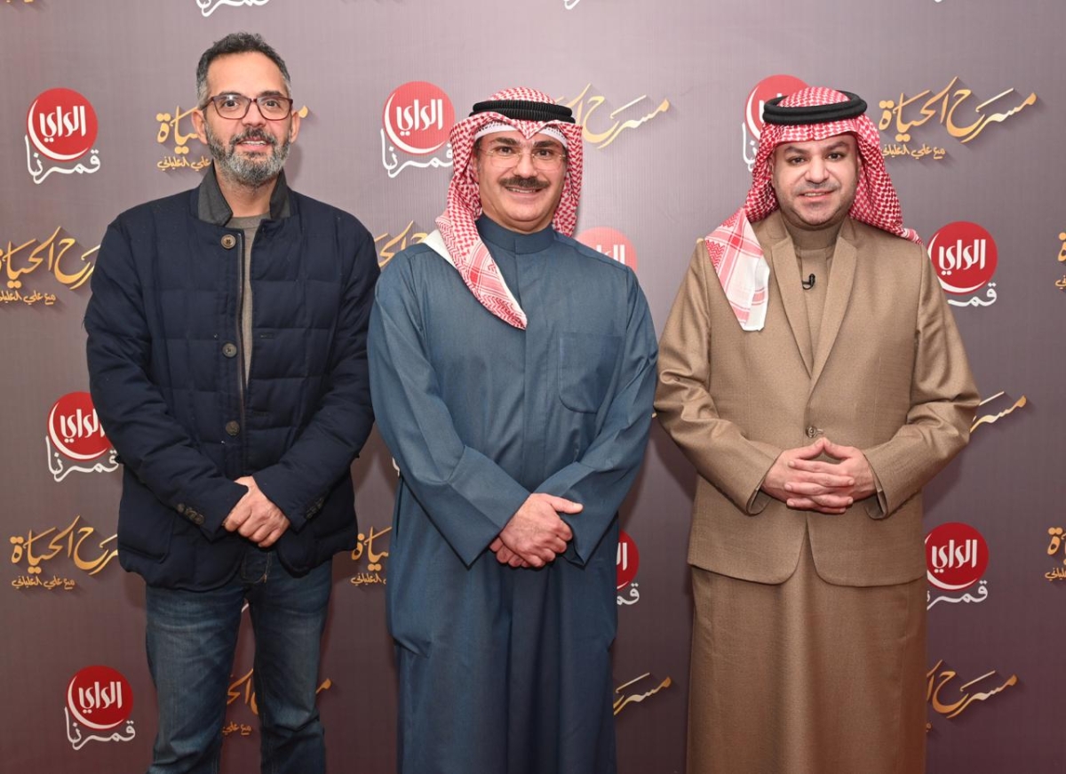 خالد العبدالله مع الزميلين عثمان العثمان - مدير إدارة البرامج السياسية في تلفزيون «الراي» وعلي العلياني