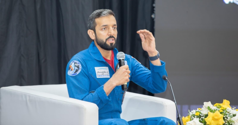 النيادي يستعرض تجربته الفضائية في «ثانوية عبدالله الجابر» ويحفّز الطلبة على الطموح العلمي والابتكار 