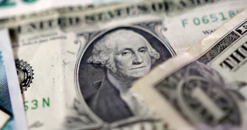 الدولار يتجه لخسارة أسبوعية مع تصاعد التوتر العالمي 