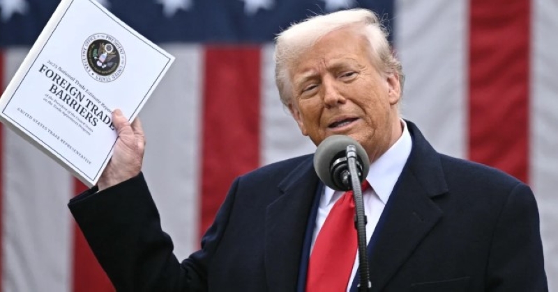 ترامب يهدد بفرض رسوم جمركية على أي دولة تزود كوبا بالنفط 