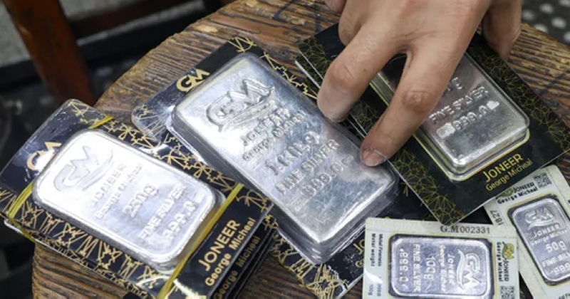 الفضة تتجه لتسجيل أسوأ أداء يومي على الإطلاق وتهوي بأكثر من 26.5% 